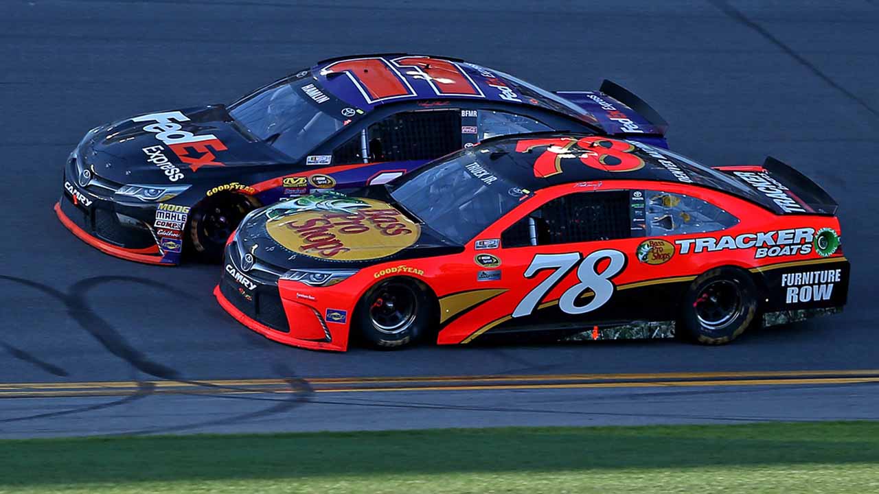 2016 Daytona 500 Denny Hamlin wins in photo finish
